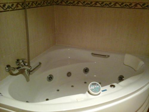 Vega de EspinaredaHostal Piñera的浴室设有浴缸和水龙头