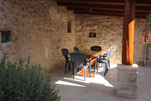 斯拉诺Apartments by the sea Slano, Dubrovnik - 9013的石头建筑中的一张木桌和椅子