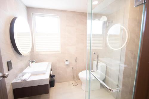 波德申Villea Port Dickson的浴室配有卫生间、盥洗盆和淋浴。