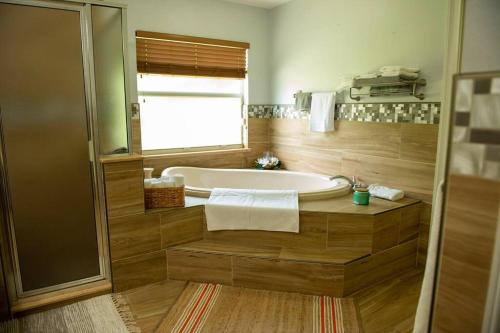 圣露西港Charming vacation home in Port St Lucie.的带浴缸的浴室和窗户。