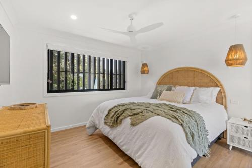 文森提亚Bella Vita by Experience Jervis Bay的一间卧室设有一张大床和一个窗户。