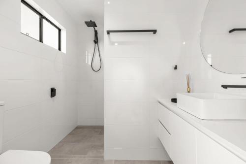 文森提亚Bella Vita by Experience Jervis Bay的白色的浴室设有水槽和镜子