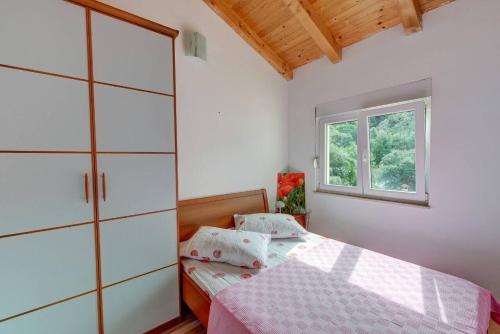 布里尼Apartments by the sea Savar, Dugi otok - 8128的一间卧室设有一张床和一个窗口