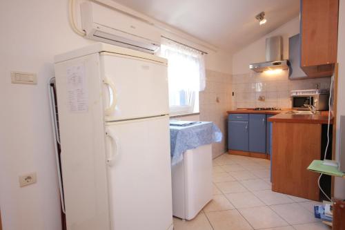 IlovikApartments with WiFi Ilovik, Losinj - 8078的厨房配有白色冰箱和水槽