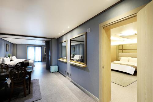 扶安Buan Tourist Hotel的带两张床的房间和用餐室