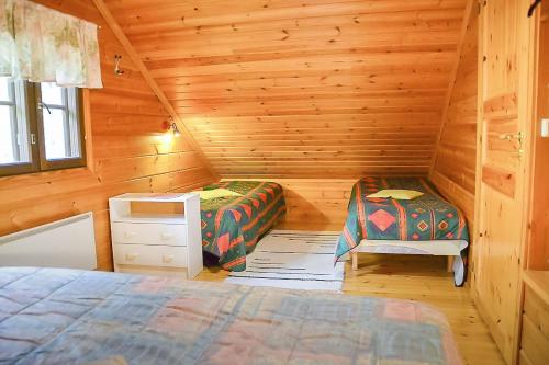 KontiolahtiPohjantilan Hirsituvat - Pohjantähti的小木屋内一间卧室,配有两张床