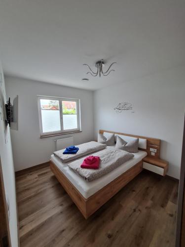 魏玛Ferienwohnung Jekarie的一间卧室设有一张床和一个窗口