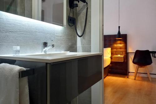 马德里丘埃卡惊喜客房民宿 的客房内的白色盥洗盆浴室
