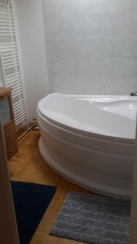 瑟堡Maison cosy vue sur la rade Tourlaville的一间位于客房内的白色卫生间的浴室
