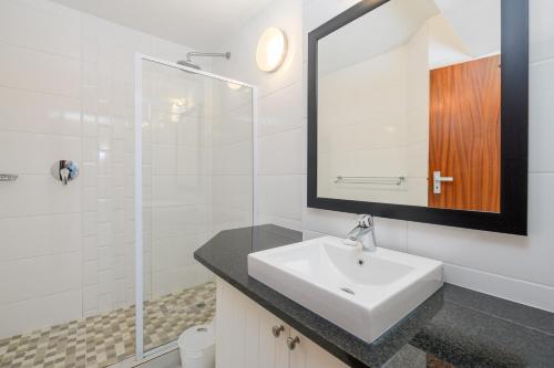 绍斯布鲁姆San Lameer Villa 2529 - 4 Bedroom Classic - 8 pax - San Lameer Rental Agency的白色的浴室设有水槽和淋浴。