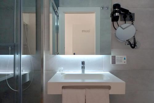 马德里Woohoo Rooms Fuencarral的一间带水槽和镜子的浴室