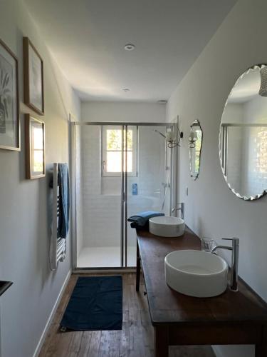 拉罗谢尔La Maison du Gardien的一间带水槽、镜子和淋浴的浴室