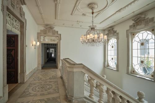 洛萨Octant Lousa的建筑中带吊灯和楼梯的走廊