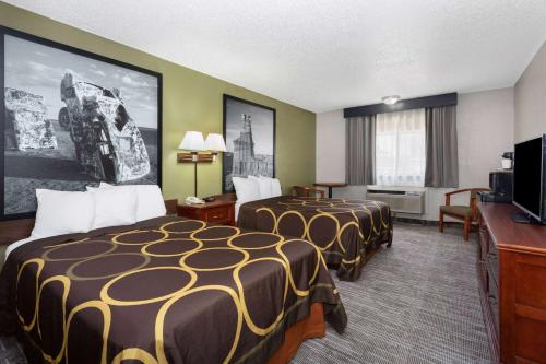 阿马里洛阿马里洛城中央速8酒店的酒店客房设有两张床和一台平面电视。