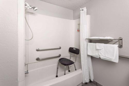 阿马里洛阿马里洛城中央速8酒店的带淋浴的浴室和椅子