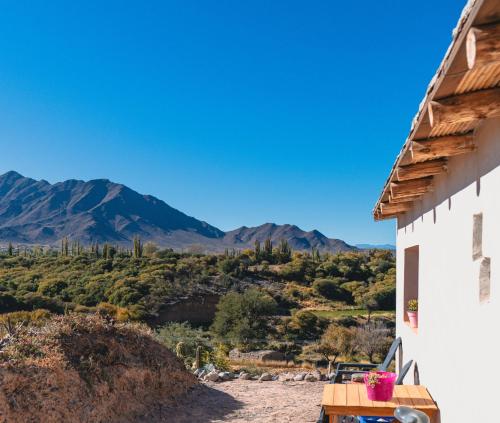 卡奇Cabaña Paraíso Cachi的从房子的门廊上欣赏背景的群山美景