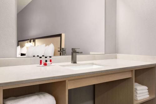 滨海城滨海城拉美达酒店的一间带水槽和镜子的浴室