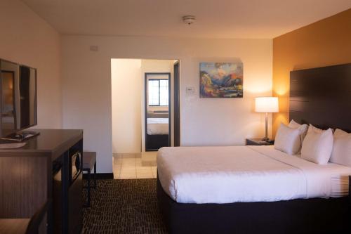 罗内特公园Best Western Sonoma Winegrower's Inn的酒店客房,配有床和电视