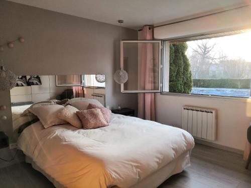 Eaucourt-sur-SommeB&B Egloff的卧室配有带枕头的床铺和窗户。