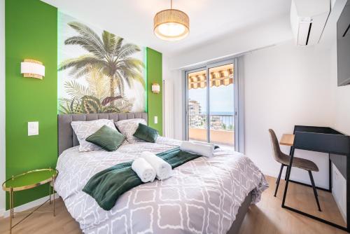 博索莱伊Baie de Monaco, Vue Mer, Terrasse, Parking Gratuit - AF的一间卧室配有一张带绿色墙壁的床和一张书桌