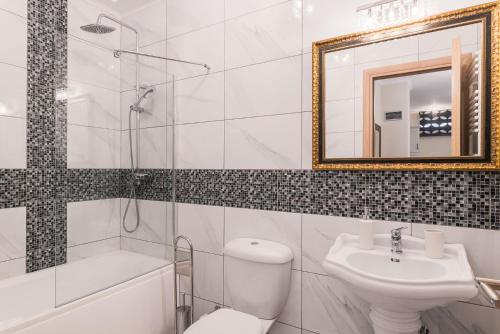 萨摩斯Danae Luxury Apartment的浴室设有卫生间水槽和镜子