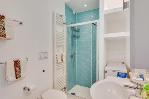 帕多瓦Corte Agordat Apartment x4 - Pet Friendly的带淋浴、盥洗盆和卫生间的浴室