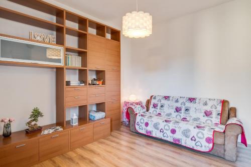 帕多瓦Corte Agordat Apartment x4 - Pet Friendly的带沙发和电视的客厅