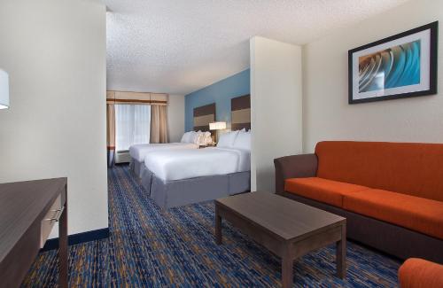 伯里亚伯里亚智选假日酒店的酒店客房,配有床和沙发