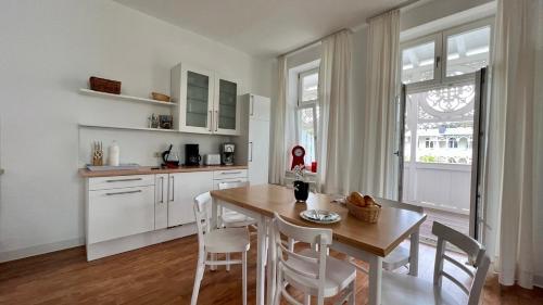 奥斯赛拜-塞林Villa Sonneck – Wohnung 15的一间带桌椅的厨房和一间用餐室