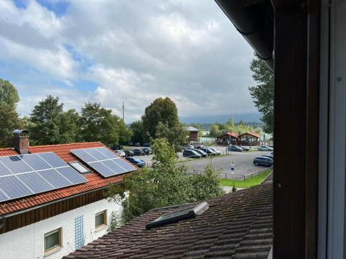 福森Gästehaus Forggensee的屋顶上一些太阳能电池板的景色