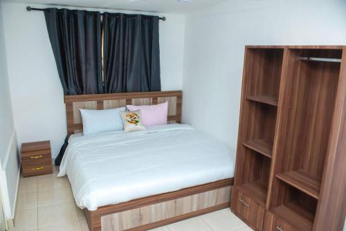 阿克拉William Ofori-Atta Fie的一间小卧室,配有床和窗户