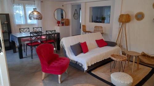圣弗洛朗Casa Francesca的带沙发和红色椅子的客厅