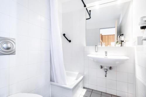 索林根Select Hotel Solingen的白色的浴室设有水槽和卫生间。