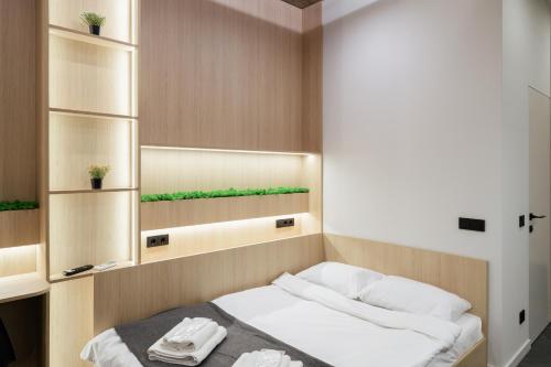 乌日霍罗德Luxury Apartments Smart House的小房间设有床和镜子