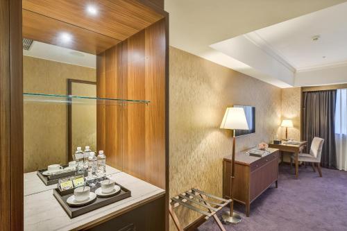 汐止富士大飯店的酒店客房配有梳妆台、桌子和书桌。