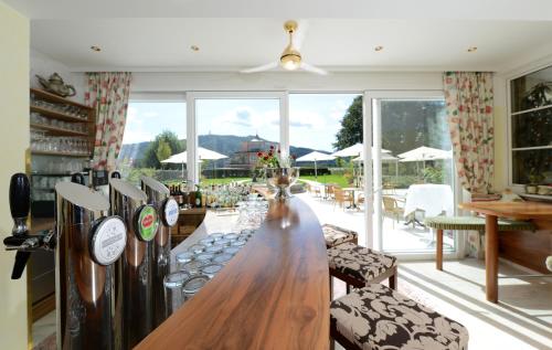 沃尔特湖畔佩莎赫阿斯托利亚酒店的客厅设有一张长桌和一个大窗户