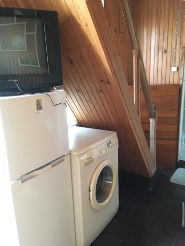 卡瓦拉提Green house in Gonio economy class的客房内的白色洗衣机和烘干机