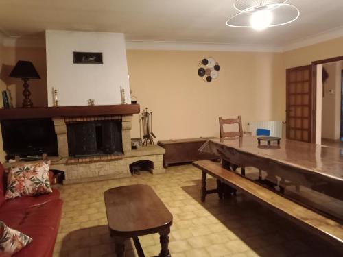 IbosLa POSADA的客厅配有桌子和壁炉