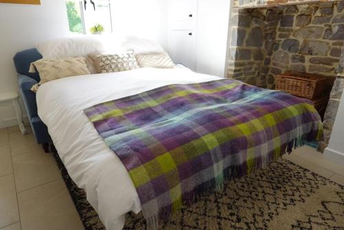 阿伯克拉夫River Cottage的一间卧室配有一张床铺,床上有毯子