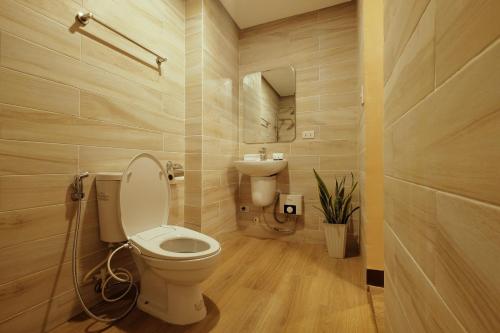 科隆Jai-cob’s Suites的一间带卫生间和水槽的浴室
