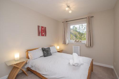 格拉斯哥The Kelvin - Peaceful West End River View Property的卧室配有白色的床和窗户。