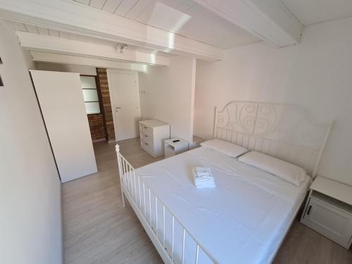 法尔科纳拉·玛里提马Al Castello - Aeroporto delle Marche - Ancona的卧室配有白色的床