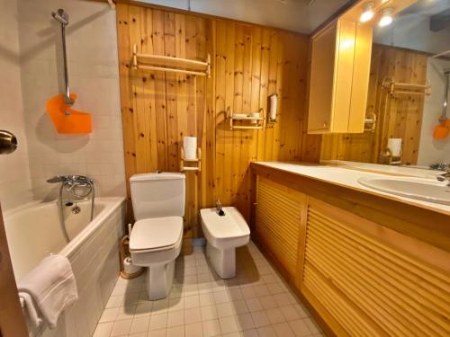 奥尔迪诺Pleta de Ordino 55 Casa Rústica hasta 6 personas的浴室配有卫生间、盥洗盆和浴缸。