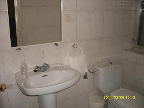 阿斯托加海豚之家酒店的一间带水槽和卫生间的浴室