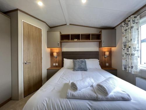 圣安德鲁斯Stewarts Resort Lodge 54的卧室配有一张带两个枕头的大白色床