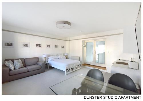 邓斯特Dunster Studio Apartment的客厅配有床和沙发