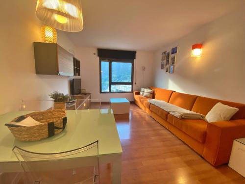 恩坎普Tucamp 3,7 a 30 mts de Funicamp的客厅配有橙色沙发和桌子