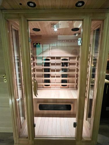 Champagne-sur-OiseL'Intemporel Suite Spa的客房内的木橱柜,设有窗户