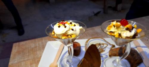 比利亚维哈biohotel tatacoa Qji的桌上的两碗冰淇淋