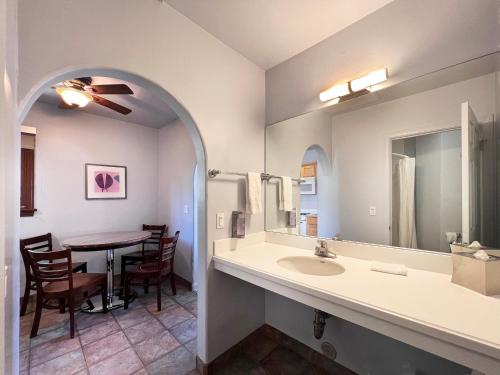 圣巴巴拉卡萨德尔玛酒店的一间带水槽和桌子的浴室